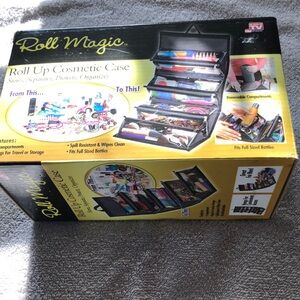 Roll magic cosmetic case great item new in box👜👜💄💄